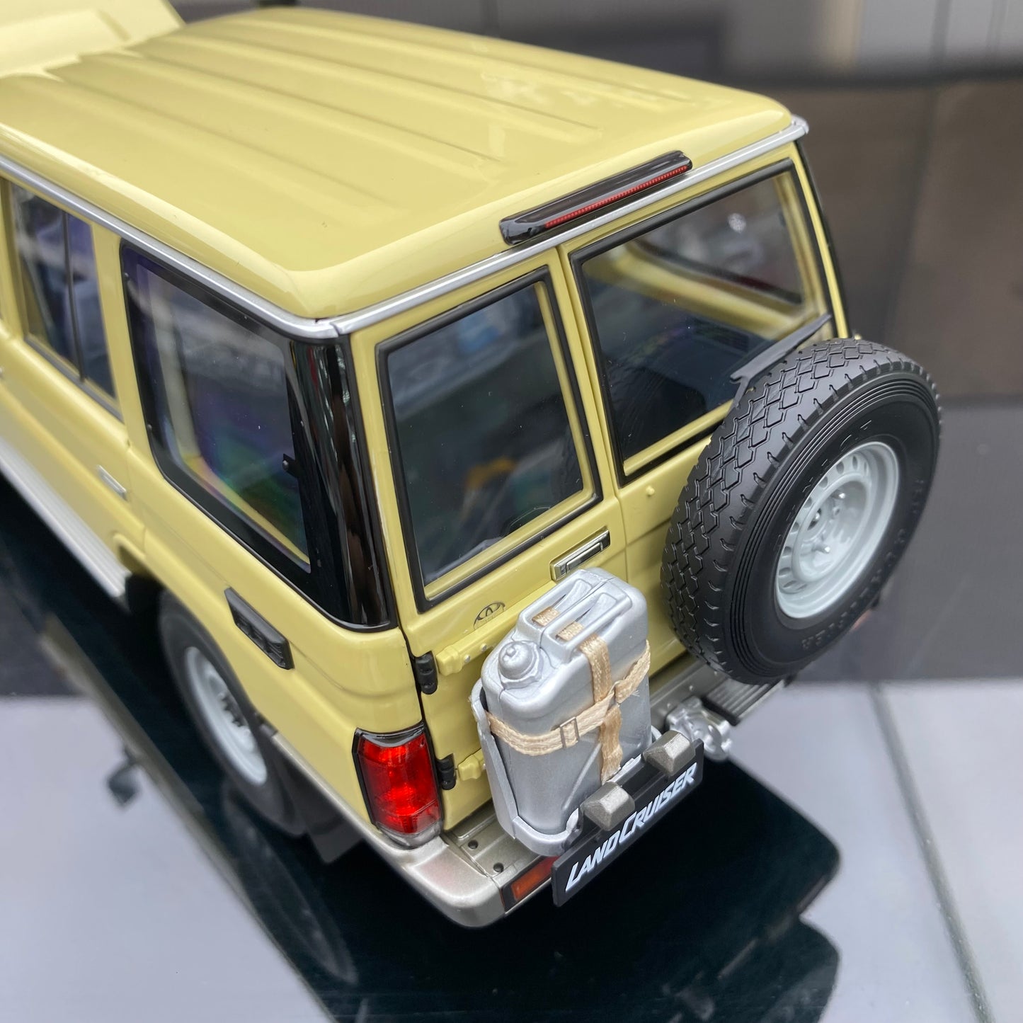 Almost Real 1/18 Toyota Land Cruiser 76 Beige Alloy Fully Open Simulation Car Model Ornament